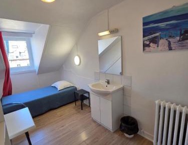 Single Room with Shared Shower and Toilet (towels not included)