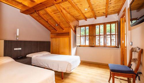 Standard Twin Room with Mountain View