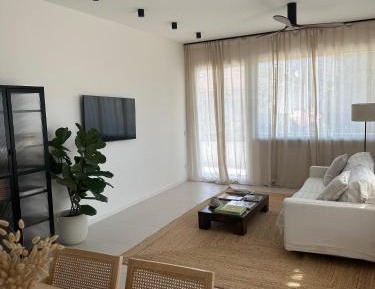 Apartment with Mountain View