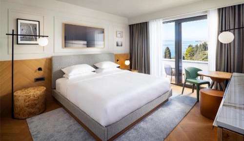 Deluxe Room with One King Bed, Balcony and Sea View