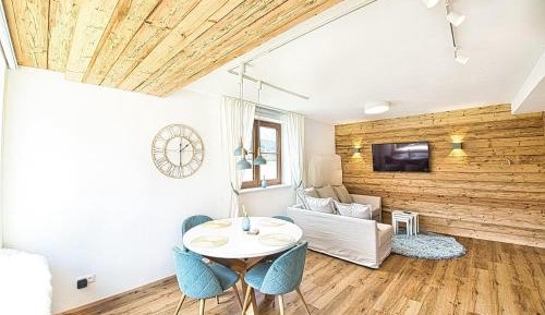 Apartment with Mountain View