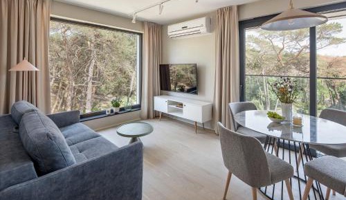 Suites for 4 people with panoramic window overlooking a forest