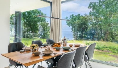 Apartment with Lake View