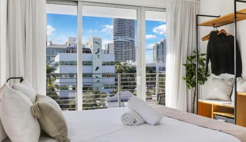 King Room with Balcony (Self Check-in)