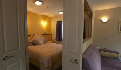 Downstairs One-Bedroom Apartment with Shower