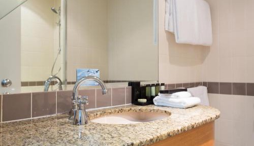 Deluxe Spa Suite - Bottle of sparkling wine and complimentary self parking