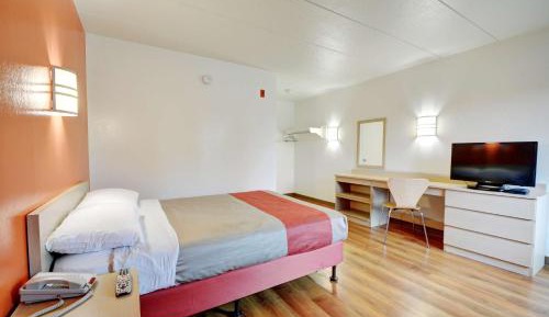 Deluxe Queen Room - Non-Smoking