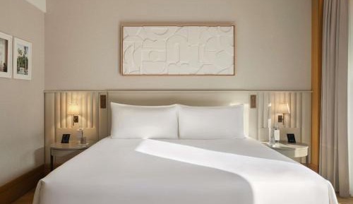 Rising Light King Room with Balcony and Sea View