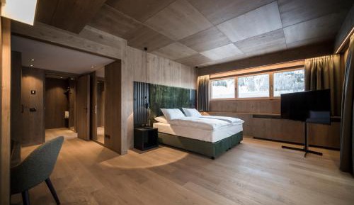 Suite with Mountain View