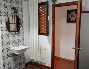 Standard Single Room with Shared Bathroom