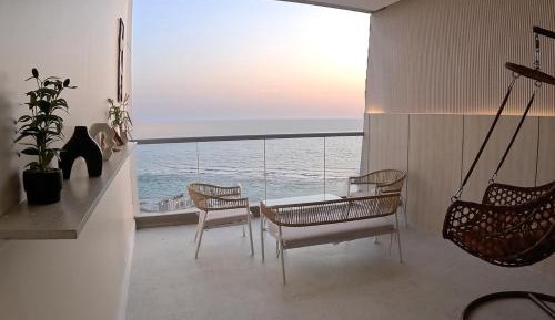 One-Bedroom Apartment with Lake View