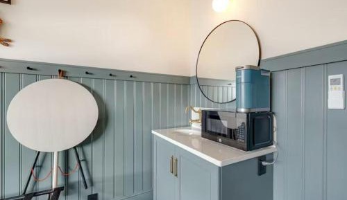 Deluxe King (Shared Bathroom)