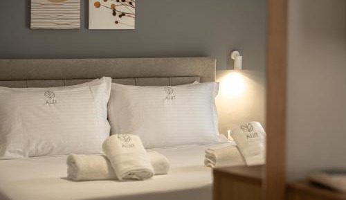 Two-Bedroom Deluxe Apartment with Balcony