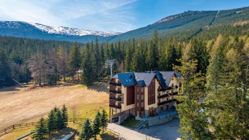 Four-Bedroom Apartment with Balcony 