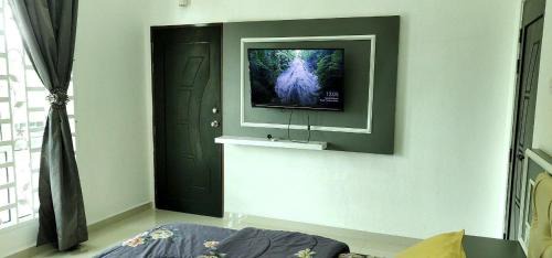 King Suite with Pool View - Connecting Room