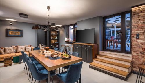 Eight-Bedroom Holiday Home