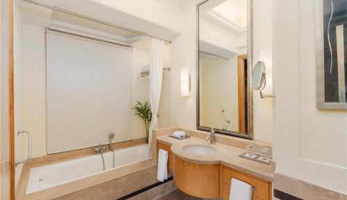 Deluxe Plaza Room with 20% disc on food and beverage at The Great Kebab Factory 