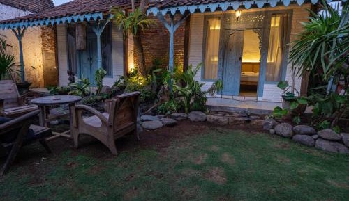 Bungalow with Garden View