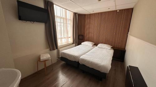 Twin Room with Shared Bathroom
