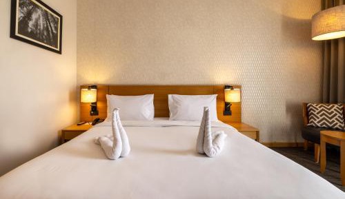 Executive Queen Room 15% off on laundry and mini bar & 20% off on spa services 