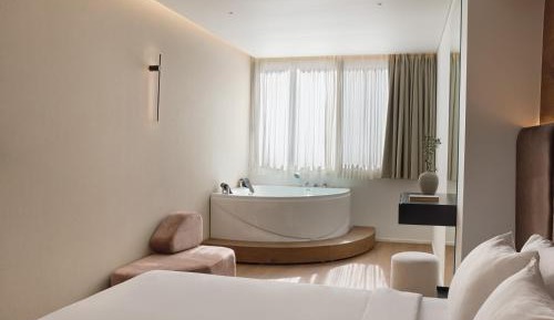 Deluxe Suite with Spa Bath