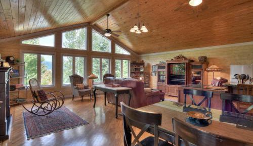 Three-Bedroom Holiday Home 