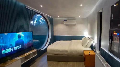 Deluxe Room (2 Adults + 1 Child)