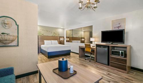 King Suite - Non-Smoking