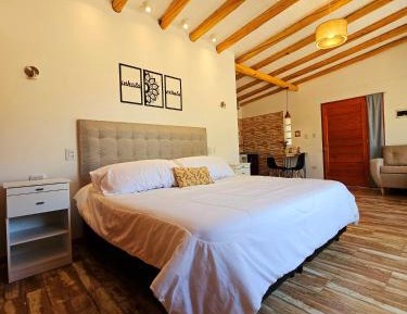 Deluxe Queen Suite