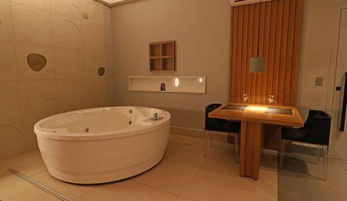 Deluxe Suite with Spa Bath