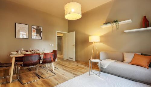 Apartment im EG mit zwei Schlafzimmern, einem Wohnzimmer und zwei Garagen