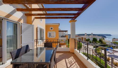 Deluxe Three-Bedroom Apartment