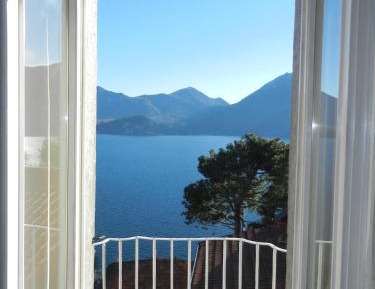 One-Bedroom Apartment with Lake View