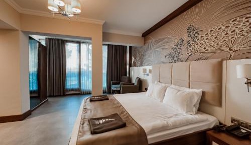 Deluxe Double Room with Side Sea View