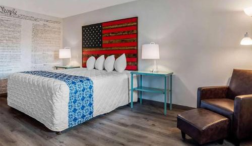 King Room with Roll-in Shower - Mobility Access/Non-Smoking