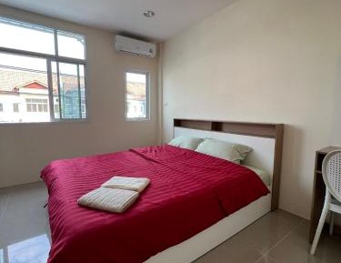 One-Bedroom Apartment with City View
