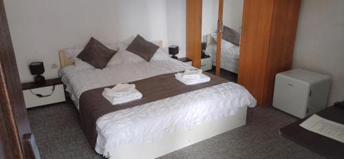 Deluxe Room (2 Adults + 1 Child)