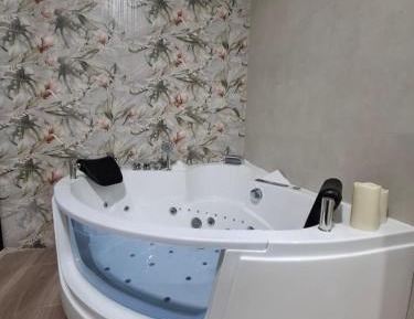 Studio with Spa Bath