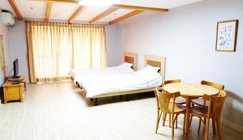 Standard Twin Room with Mountain View