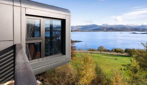 One-Bedroom Apartment with Sea View