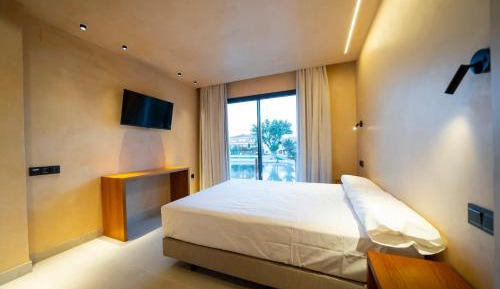 Deluxe Room (2 Adults + 1 Child)