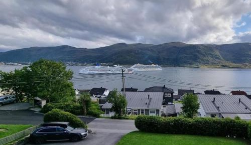 Two-Bedroom Apartment with Mountain View