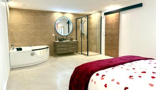 One-Bedroom Deluxe Apartment