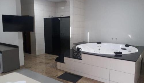 Queen Suite with Spa Bath