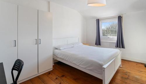 Large Single Room with Shared Bathroom