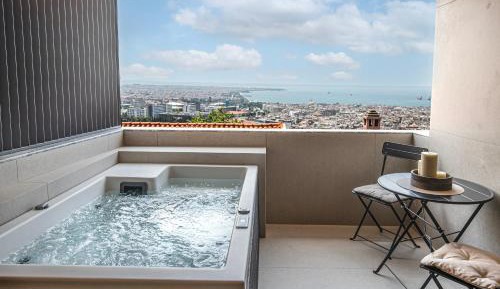 Deluxe Suite with Spa Bath