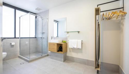 Compact Queen Studio 