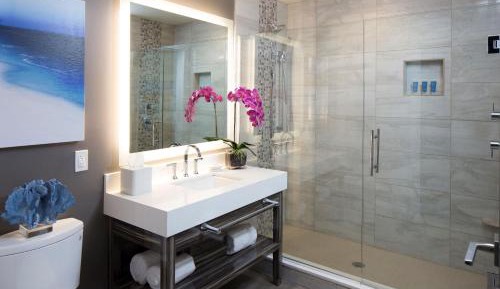 One-Bedroom Queen Suite