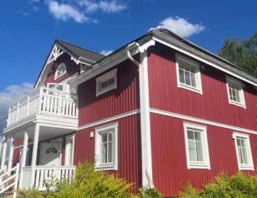 Three-Bedroom Apartment with Balcony