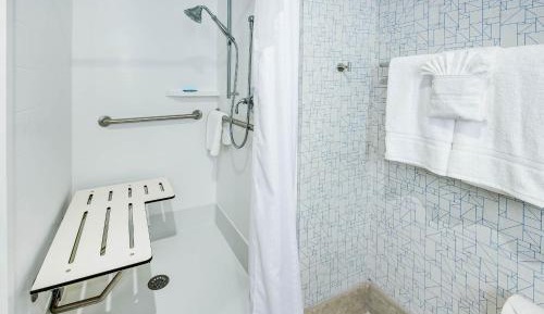 Standard Queen Room with Two Queen Beds and Mobility Accessible Tub